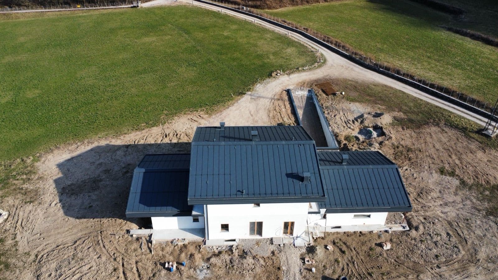 Vista dall'alto di una casa con copertura in legno finita a lamiera aggraffata antracite